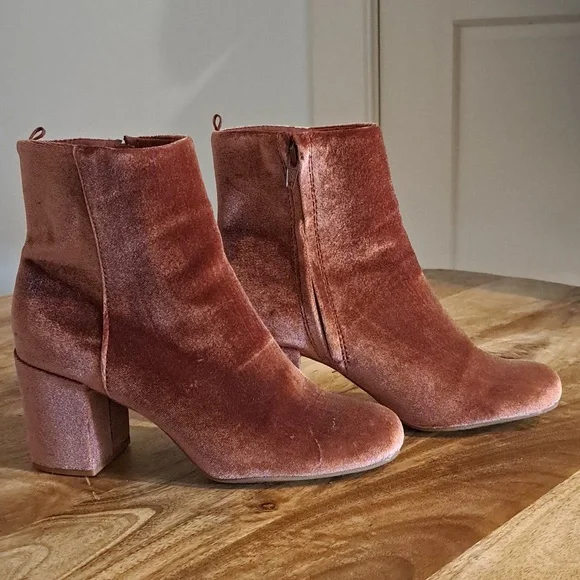 OLD Navy pink velvet ankle boots size 8 - Picture 2 of 4